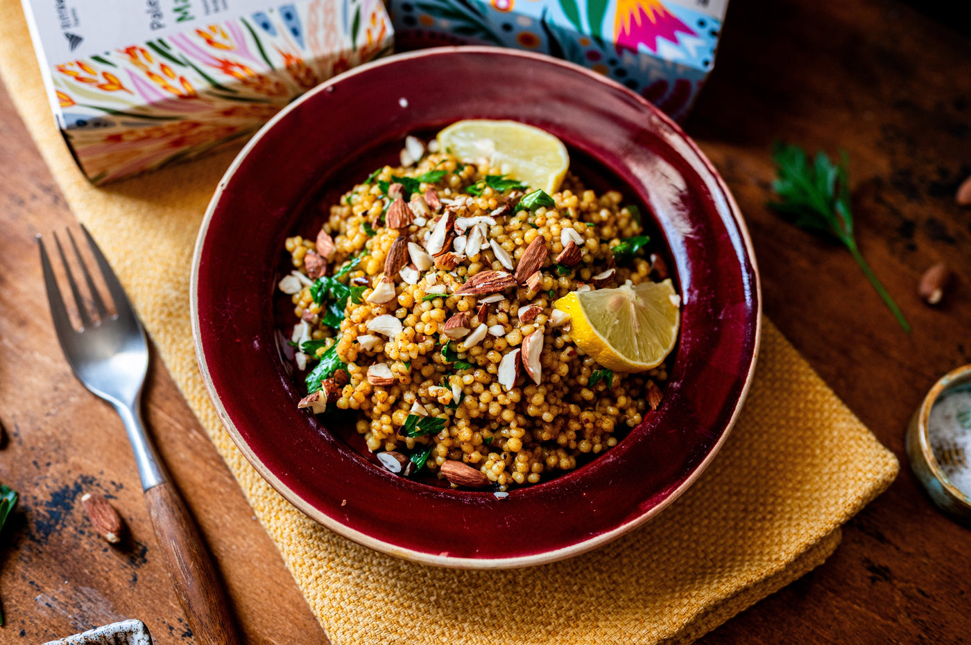 Würziges Maftoul mit Kräutern und Mandeln – schnelles Rezept - Rift Valley Farms EU