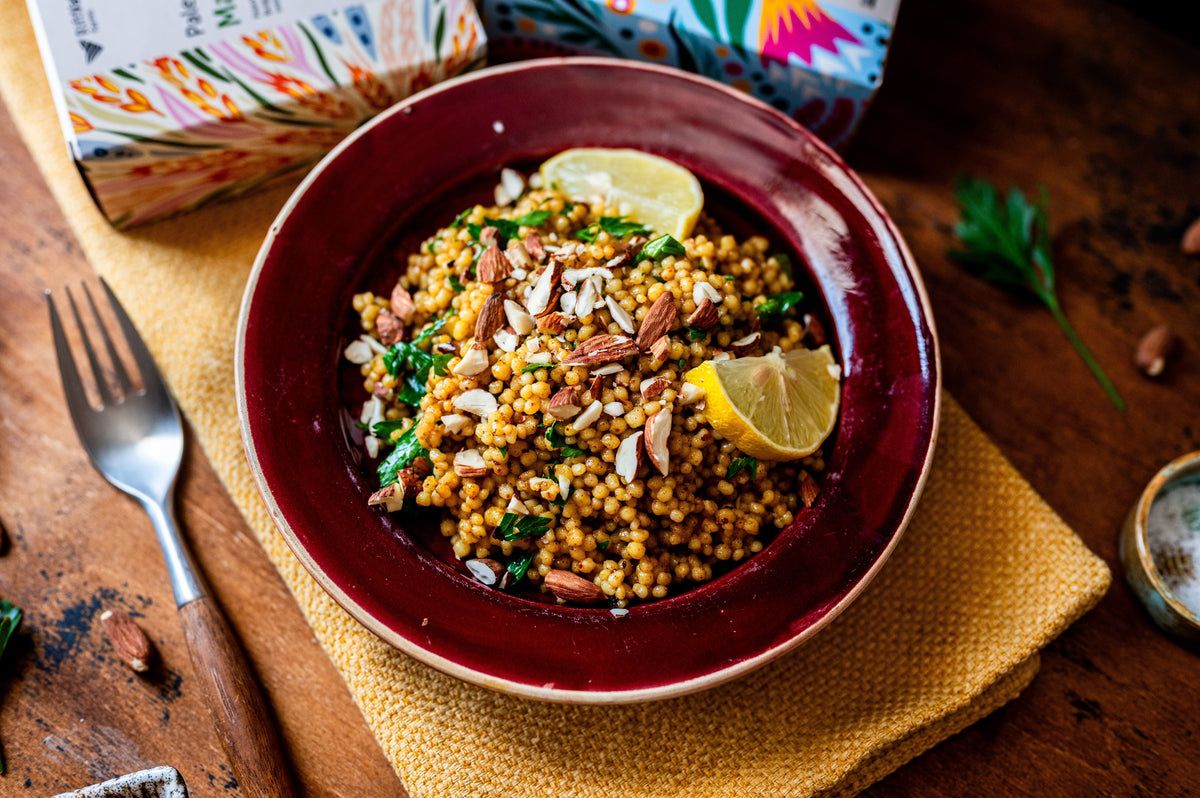 Würziges Maftoul mit Kräutern und Mandeln – schnelles Rezept - Rift Valley Farms EU